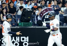 [Một lần thôi] Oẳn tù tì thắng thua thì sao? 'Trận đấu bắt đầu từ điểm xuất phát' Ferrara đã đánh một cú home run solo ở cuối hiệp 3
