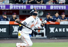 [Photo] "I must survive for the team to survive!" Lee Do-yoon's infield hit in the bottom of the 4th inning
