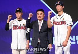 El joven de 18 años llegó corriendo al lugar del draft, y en solo un año y medio se erigió como el líder de la Liga KBO en ERA.