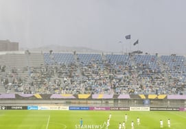 El equipo de apoyo conjunto entre Corea del Norte y del Sur, con vítores de "¡Wa~" para el equipo norcoreano "Naegokhyang", mientras Suwon FC Wi-min ingresaba... [Reporte desde Suwon]