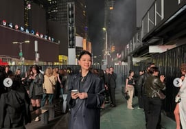 Is she in her 50s? Lee Young-ae’s shocking outfit-less fashion in New York.. dizzying mesh stockings [Style Issue]