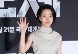 Kim Shin-rok, 'Cool Hand Gesture' [★Photo]