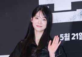 チョ・ユンスの「かわいい手の挨拶」 [★フォト]