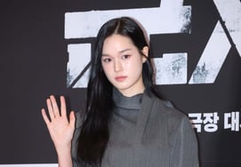Lee Soo-hyun: 'Sobria señal con la mano' [★FOTO]