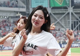 [Foto] Kang Soo-kyung, ícono de "Ang Ang Icontact"