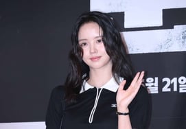 キム・ソヒョンの「さわやかな手の挨拶」 [★フォト]