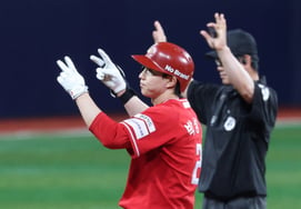[Photo] Park Sung-han's 'Chasing Double'