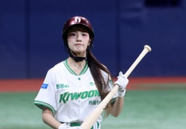 [Photo] Cha Ye-na, a fresh-faced bat girl