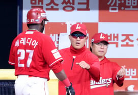 [Foto] Entrenador Lee Seung-yong con 'buen atrapón de Heredia'