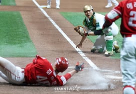 [Photo] Kim Geon-hee: "I can't believe the tying two-run homer flew like that"