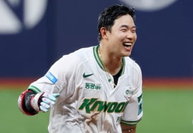 [Chụp ảnh] Kim Woong Bin 'Thích vì ướt sũng'