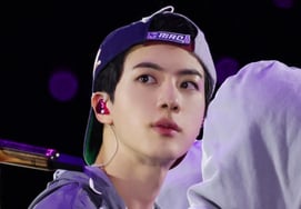 "JIN ROCKS THE GOLDEN STATE" BTS Джин, ночное нагревание Стэнфорда "Флаг Намсин".Международный фанат «Убить всех»