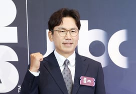 イ・グァンヨン、スポーツ専門キャスターの熟練した中継 [★フォト]