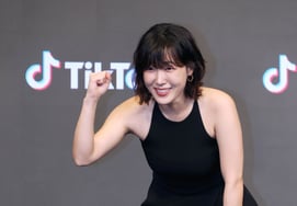 イ・ウンジ「ワールドカップ代表チーム、ファイト」 [★フォト]