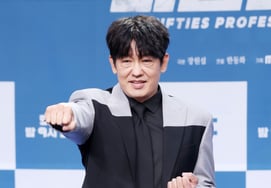 Heo Sung-tae, Try a Taste of the Fist [★Photo]