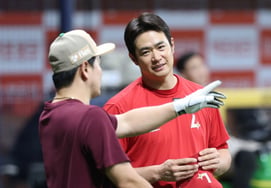 [Photo] Kim Jae-hwan and Choi Ju-hwan, same-age teammates, share a warm moment