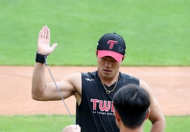[One Quick Look] As soon as he stepped onto the field, Cheon Seong-ho, who prepares for games by "tubing,"