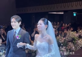 'La difunta Choi Jin-sil, su hija': Choi Jun-hee, con lágrimas al entrar con su hermano como novia.. Post con autocrítica: "Llorona"