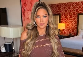 「お母さん、まだ死んでいないよ」" WWEの伝説ケリー、全身シースルーを着て双子の息子に健在ぶりをアピール "子供を育てたらリング復帰"