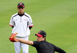 [Một lần thôi] Huấn luyện viên Kim Kwang Sam kiểm tra ném bóng của Lee Jung Yong tại Champions Field "Nếu chịu đựng lâu thì sẽ được tuyển chọn"