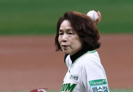[フォト] キム・ミョンエ学長が「キウム4連勝祈願の始球式」