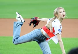 [De un vistazo] '¿Se dice que solo los verdaderos fans de los Tigres lanzan el primer lanzamiento?' La cantante Lee Chae-yeon aplaudida por su lanzamiento perfecto en el campo de Champions