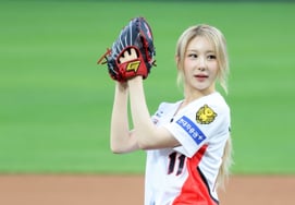[Foto] «¡Dicen que solo los verdaderos fans de los Tigres lanzan el primer lanzamiento!» La cantante Lee Chae-yeon recibe aplausos por su lanzamiento perfecto