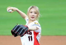 [Foto] "Los verdaderos fans incluso lanzan el primer lanzamiento de manera perfecta", la cantante Lee Chae-yeon