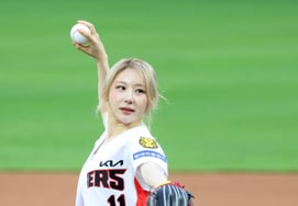 [Foto] «¿Qué se puede reprochar?» La cantante Lee Chae-yeon aplaudida por un lanzamiento ceremonial perfecto