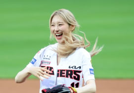 [Foto] '¡Sonrisas a raudales!' La cantante Lee Chae-yeon recibe aplausos por un lanzamiento ceremonial perfecto