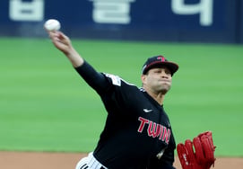 [Photo] 'Nail vs. Chirinos' showdown
