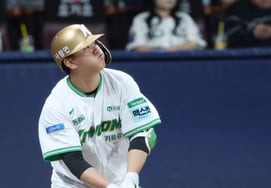 [フォト] キム・ゴンヒ「満塁ホームランの軌跡を確認するのか？」'