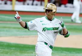 [フォト] 満塁ホームランのキム・ゴンヒ「パーティーの準備をしているの？」