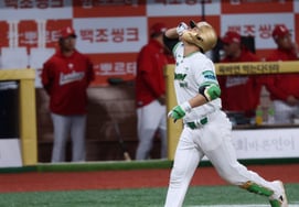 [Photo] Kim Geon-hee's "Golden Hand Kiss"