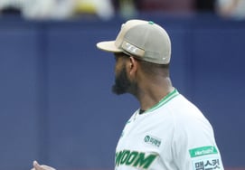 [Foto] Alcantara da un pulgar arriba a Kim Geon-hee