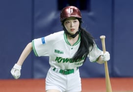 [Photo] Lee Chae-won's "Lively Footwork"