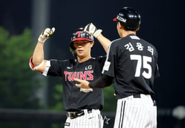 [Photo] Twins take 2-0 lead with Lee Young-bin's RBI single