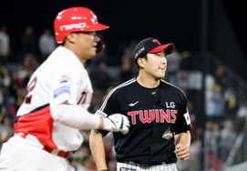[Photo] 'Sohn Ju-young, who averted the crisis in the bottom of the 8th with two outs and runners on first and second'