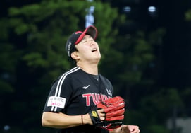[一下子] 与起亚队1胜1负的首尔行"今天心脏也变得紧绷，差点爆炸"1又1/3局失1分的孙周永