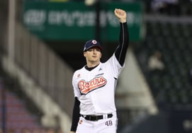 'Why on earth' — only 78 pitches through 8 innings, a perfect game within reach, yet he didn't make it to the 9th. The reason was there. The manager said, "From start to finish... Congratulations."