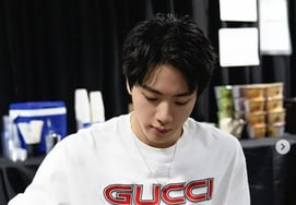 BTSのジン、130万ウォン台のG社高級Tシャツを着て激しい食べ放題