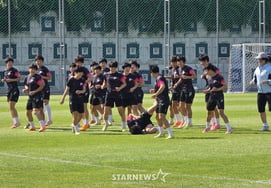 跑步途中选手摔倒后咯咯笑... 北韩"我的故乡"在韩国进行的最后训练"其乐融融" [水源现场]