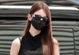 IVE's Jang Wonyoung 'Steals the Gaze Even When Covered' [★Photo]
