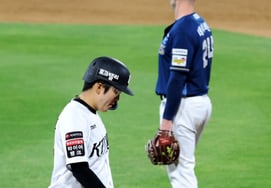 '死球-死球-四球' 満塁でも2連続押し出しとは··· KT、'9四球'でNCを破り2連敗から脱出 [水原現場レビュー]