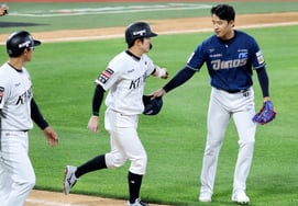 [フォト] 'ホ・ギョンミンに謝罪を伝える' リュ・ジヌク