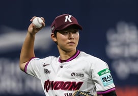 'Amazing! Who on earth is this?' The hidden hero behind Kiwoom's escape from last place: 21-year-old shortstop with only 1 error in 17 games — is this real?