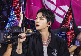 'ICONIC FLAG BEARER JIN' 公开了防弹少年团JIN, 美国斯坦福巡演的照片...果然是'根本的美'!