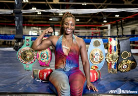 "La vergüenza del deporte femenino": bofetada fuera del ring... choque entre campeonas → la "superestrella" Shields prohibida de ingresar al evento