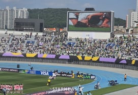 Instead of "O Pilsung Korea," it was "O Pilsung My Hometown"... One-sided support for North Korea's My Hometown in a hostile nation [Suwon Field]
