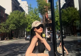 '55 años' Lee Young-ae, captada en las calles de Nueva York.. belleza que desafía el paso del tiempo
